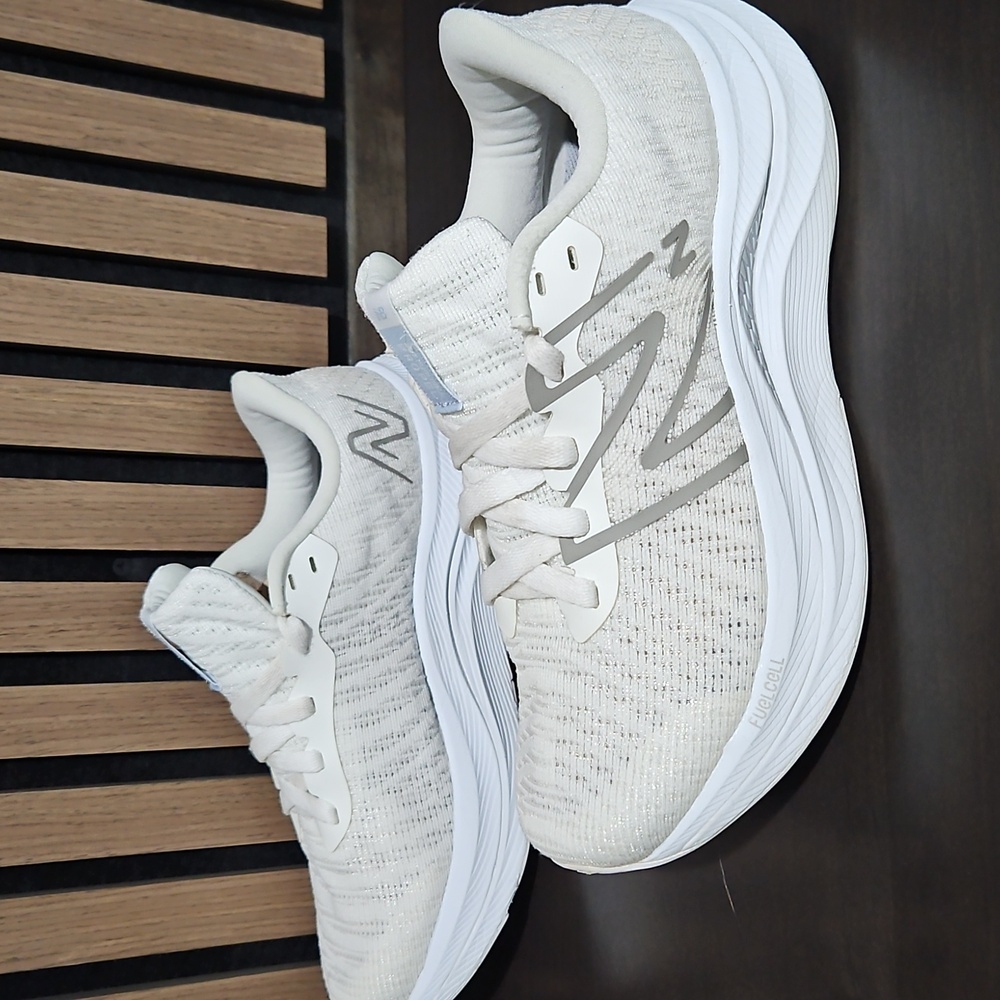 New Balance - Women's FuelCell Propel v4 Running | Size W 7.5/ M6